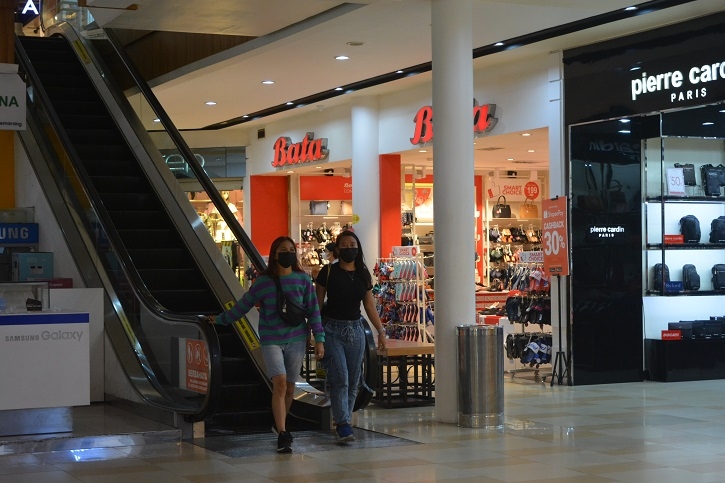 PUSAT PERBELANJAAN: Aktivitas di salah satu mall di Kota Semarang saat PPKM level 1. (Dinda Rahmasari / Lingkarjateng.id)