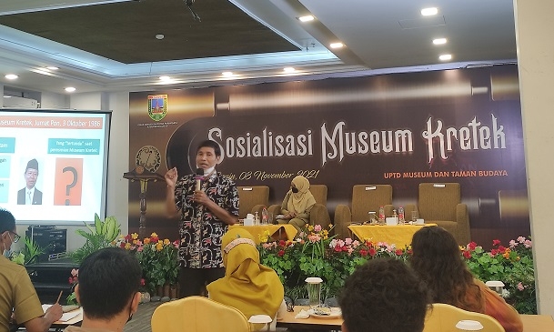 MENJELASKAN: Pakar Sejarah Edy Supratno sedang memberikan penjelasan dalam kegiatan Sosialisasi Museum Kretek di Hotel @HOM, Senin (9/11). (Nisa Hafizhotus Syarifa / Lingkarjateng.id)