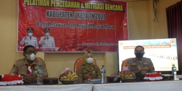 PELATIHAN: Kapolres Grobogan AKBP Benny Setyowadi, Ketua DPRD Grobogan Agus Siswanto dan Kepala BPBD Kabupaten Grobogan Endang Sulistyoningsih, saat menjadi narasumber pelatihan mitigasi bencana di Gedung BPBD setempat, Senin (22/11). (Muhamad Ansori / Lingkarjateng.id)