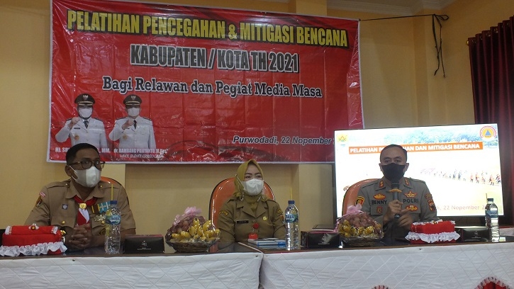 BPBD Grobogan Latih Mitigasi Bencana untuk Awak Media 25 PELATIHAN: Kapolres Grobogan AKBP Benny Setyowadi, Ketua DPRD Grobogan Agus Siswanto dan Kepala BPBD Kabupaten Grobogan Endang Sulistyoningsih, saat menjadi narasumber pelatihan mitigasi bencana di Gedung BPBD setempat, Senin (22/11). (Muhamad Ansori / Lingkarjateng.id)
