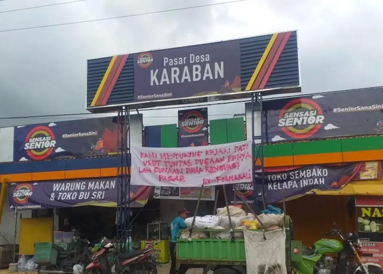 Kades Desa Karaban Dipanggil Kejari, Terkait Kasus Dugaan Penyelewengan Pembangunan Pasar 25 RAMAI : Suasana lalu-lalang pengguna jalan di sekitar Pasar Karaban, kemarin.