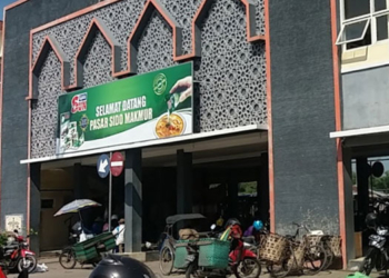 Pemandangan Aktivitas Jual beli Di pasar sido makmur (Sumber : GoogleMaps)
