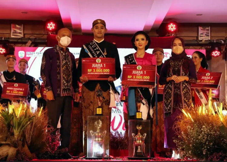 MEMBANGGAKAN: Syahrul Habib Maulana (dua dari kiri) terpilih sebagai Mas Jepara dan Efie Rohmatin Marfuah (dua dari kanan) terpilih sebagai Mbak Jepara.