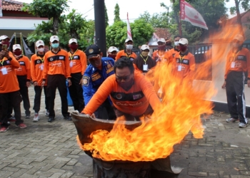 SIMULASI: Petugas Damkar memberi contoh cara mengatasi kebakaran, kemarin. (Lilik Yuliantoro / Lingkarjateng.id)