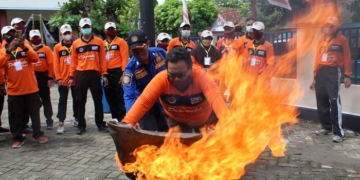 SIMULASI: Petugas Damkar memberi contoh cara mengatasi kebakaran, kemarin. (Lilik Yuliantoro / Lingkarjateng.id)
