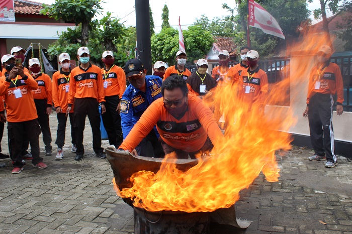 SIMULASI: Petugas Damkar memberi contoh cara mengatasi kebakaran, kemarin. (Lilik Yuliantoro / Lingkarjateng.id)
