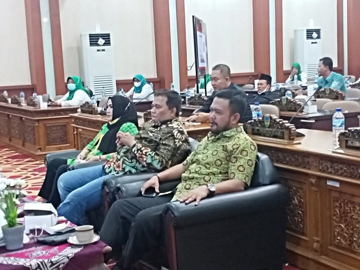 MENYIMAK: Wakil DPRD Kudus saat mengikuti Rapat Koordinasi Program Pemberantasan Korupsi Terintegrasi secara virtual. (Alifia Elsa Maulida / Lingkarjateng.id)