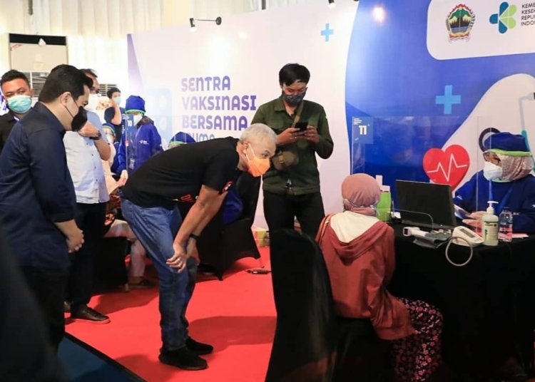 Capaian Vaksinasi di Jawa Tengah Tergolong Rendah, Ada Apa? 25 ILUSTRASI : Ganjar Pranowo saat mengecek sentra vaksinasi di Kompleks PRPP Jawa Tengah, Semarang, Minggu, (21/3/2021)
(ISTIMEWA/LINGKARJATENG.ID)