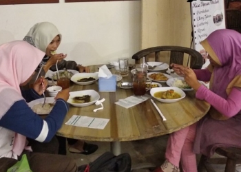 ILUSTRASI : Masyarakat tengah menikmati santap siang di salah satu rumah makan. (Nailin Risydan Al Anshori / Lingkar Jateng)