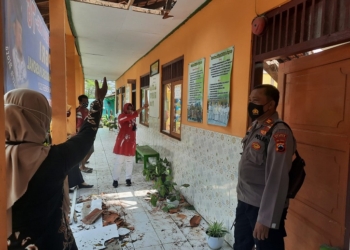 MENGECEK: Wakil Bupati Blora meninjau SDN Jepon 4 yang roboh. (Istimewa / Lingkarjateng.id)