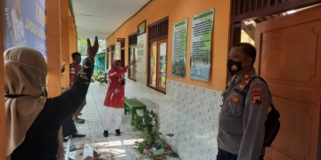 MENGECEK: Wakil Bupati Blora meninjau SDN Jepon 4 yang roboh. (Istimewa / Lingkarjateng.id)