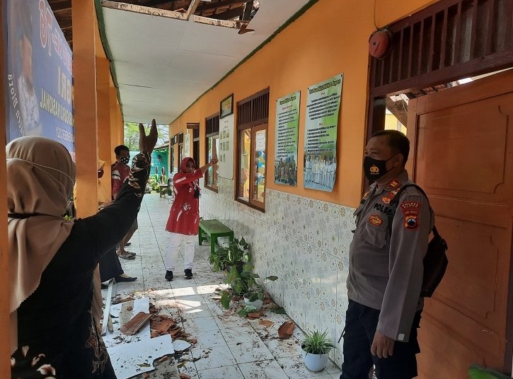 Berbahaya, Tiga Kelas SDN 4 Jepon Blora Roboh saat PTM 25 MENGECEK: Wakil Bupati Blora meninjau SDN Jepon 4 yang roboh. (Istimewa / Lingkarjateng.id)