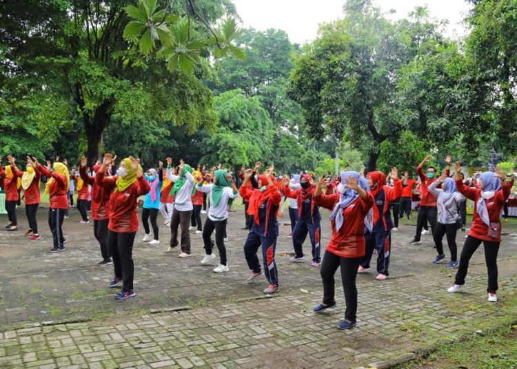 ENERGIK: Peserta Jambore Kader Posyandu sedang melakukan Senam Germas di Museum Kretek, Sabtu (20/11). (Nisa Hafizhotus / Lingkarjateng.id)