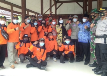 Tim Gabungan berfoto usai mengikuti apel siaga bencana di halaman Kecamatan Gubug, Rabu (17/11). (Muhamad Ansori / Lingkarjateng.id)