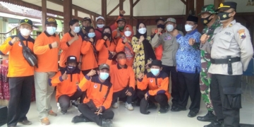 Tim Gabungan berfoto usai mengikuti apel siaga bencana di halaman Kecamatan Gubug, Rabu (17/11). (Muhamad Ansori / Lingkarjateng.id)