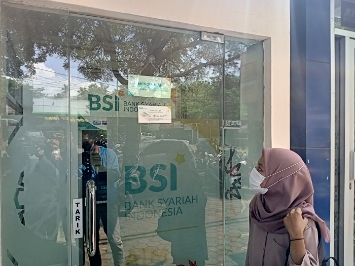 TERKUNCI: Diduga terjadi skimming, ATM BSI di depan UMK digembok pihak bank baru-baru ini. (Alifia Elsa Maulida / Lingkarjateng.id)