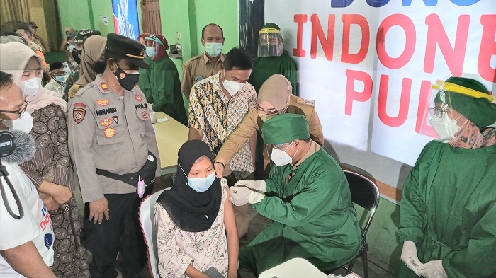 PANTAU: Bupati Grobogan saat memantau pelaksanaan vaksinasi di GOR/Balai Desa Sugihmanik, Selasa (9/11).
(Muhamad Ansori / Lingkarjateng.id)