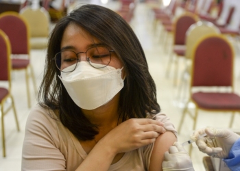 ILUSTRASI: Seorang warga tengah menerima suntik vaksin Covid-19. (Istimewa / Lingkarjateng.id)