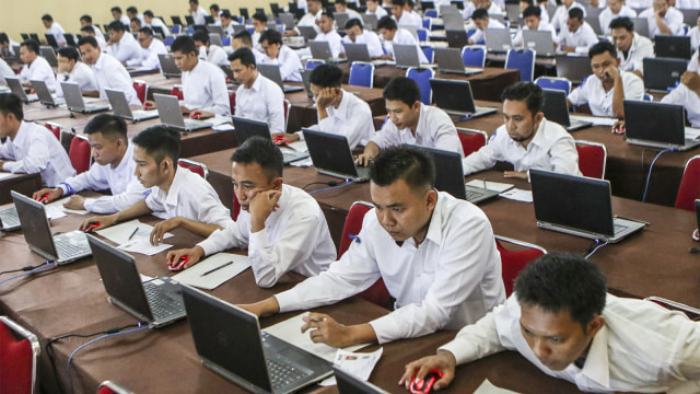 SERIUS: Peserta tes CPNS mengikuti seleksi Kompetensi Dasar beberapa waktu lalu. (Istimewa / Lingkarjateng.id)