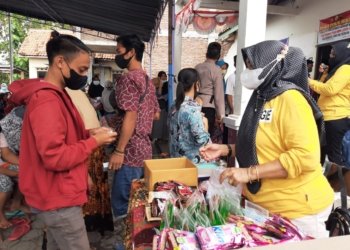 VAKSINASI: Warga Desa Kemiri mengambil kupon doorprize saat mengikuti vaksinasi Covid-19 di balai desa setempat, kemarin. 
(Muhamad Ansori/ Lingkarjateng.id)