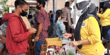 VAKSINASI: Warga Desa Kemiri mengambil kupon doorprize saat mengikuti vaksinasi Covid-19 di balai desa setempat, kemarin. 
(Muhamad Ansori/ Lingkarjateng.id)