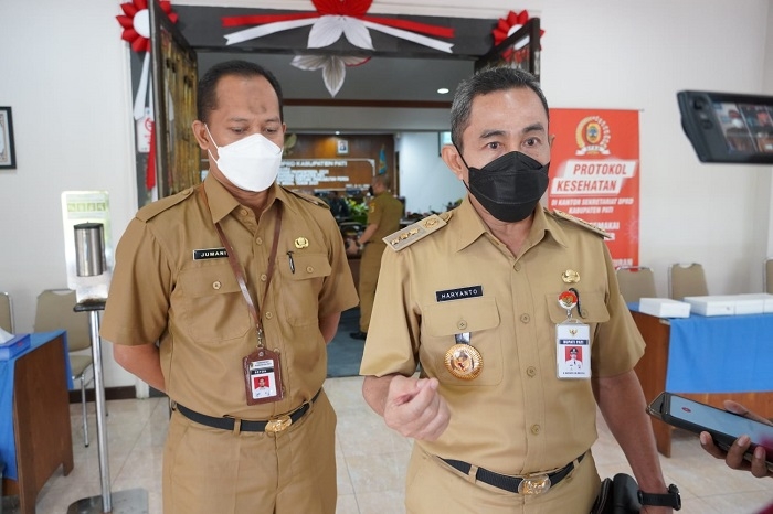 MENJELASKAN: Bupati Pati saat ditemui usai keluar dari sidang Paripurna DPRD Pati. (Aziz Afifi / Lingkarjateng.id)