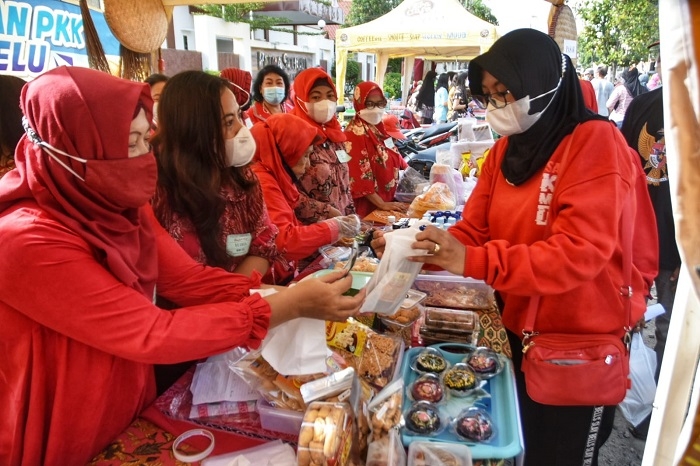 Bangkitkan Perekonomian, Dewan Imbau Warga Semarang Beli Produk UMKM 25 DUKUNGAN: Anggota Komisi D DPRD Kota Semarang, Dyah Ratna Harimurti saat berkunjung ke salah satu bazar UMKM di Kota Semarang. (Dinda Rahmasari/Lingkarjateng.id)
