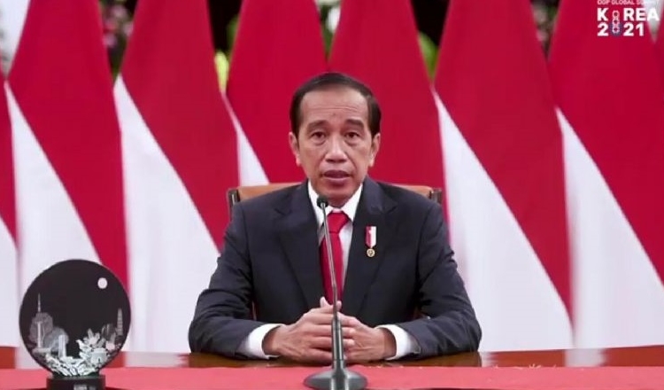 DOKUMENTASI: Presiden Joko Widodo memberikan sambutan pada pembukaan Pleno Open Government Partnership Global Summit, Rabu (15/12). (Antara/Lingkarjateng.id)