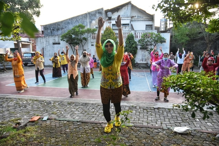 UNIK: Ibu-ibu melakukan senam bersama mengenakan kebaya untuk memperingati Hari Ibu, Minggu (19/12). (Dinda Rahmasari/Lingkarjateng.id)