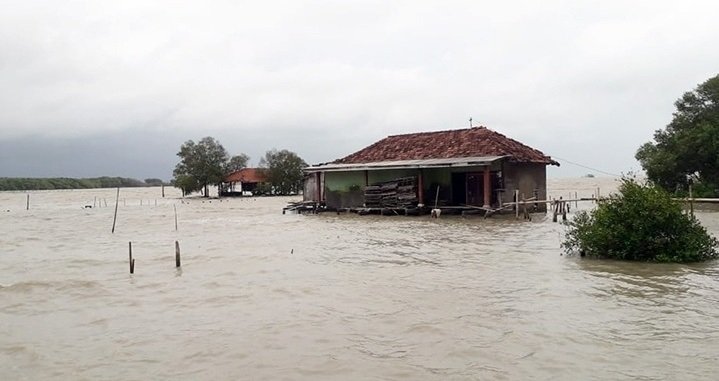 TERENDAM: Salah satu rumah di Desa Bedono, Kecamatan Sayung, Demak tergenang banjir, beberapa waktu lalu. (Oktavio Azis/Lingkarjateng.id)
