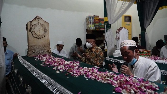 ZIARAH: Bupati Jepara, Dian Kristiandi saat ziarah dan mendoakan para leluhur di makam tokoh-tokoh Jepara bersama sejumlah pimpinan perangkat daerah. (Adhik Kurniawan/Lingkarjateng.id)