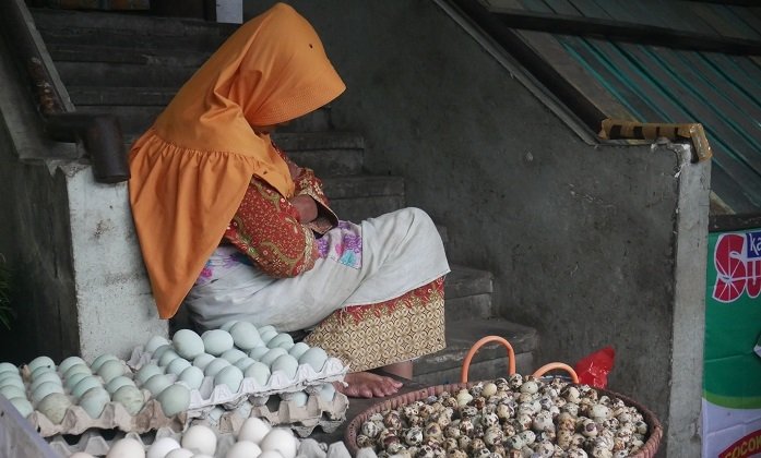Harga Telur Melejit, Pedagang Kota Semarang Menjerit 25 LESU: Pedagang telur di salah satu pasar tradisional di Semarang tertunduk lesu akibat melejitnya harga telur. (Dinda Rahmasari/Lingkarjateng.id)