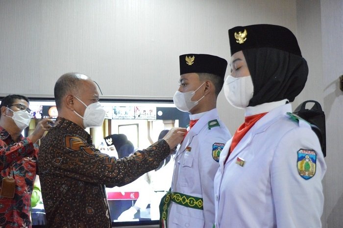Purna Paskibraka Jepara Ditetapkan sebagai Duta Pancasila 25 PENYEMATAN: Prosesi penetapan Duta Pancasila ditandai dengan penyematan pin serta penyerahan piagam di Kantor Bupati Jepara. Penyerahan dilakukan secara simbolis kepada dua perwakilan purna paskibraka oleh Bupati Jepara, Dian Kristiandi. (Adhik Kurniawan/Lingkarjateng.id)