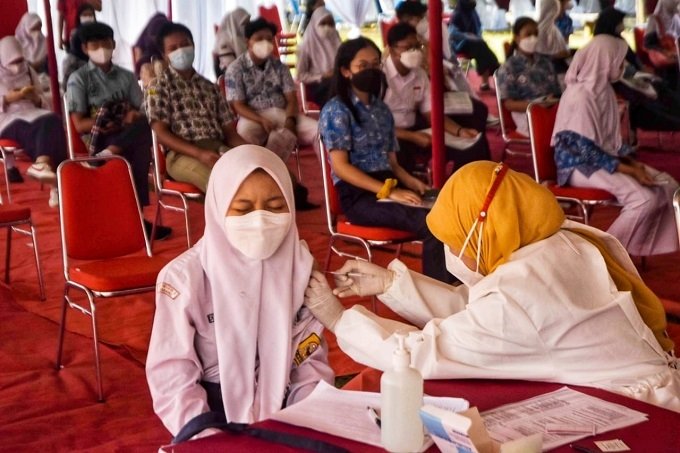 Disdikbud Jateng: Vaksinasi Pelajar SMA Hampir 100 Persen 25 VAKSINASI: Seorang pelajar tengah suntik vaksin di SMA Negeri 1 Semarang, baru-baru ini. (Dinda Rahmasari/Lingkarjateng.id)