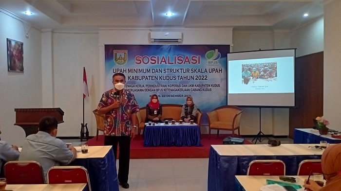 SOSIALISASI: Disnakerperinkop UKM menyosialisaikan UMK Kudus 2022 di Hotel Proliman Kudus pada Rabu (22/12). (Alifia Elsa Maulida/Lingkarjateng.id)
