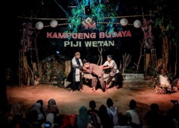 SENI BUDAYA: Penampilan teater Kampung Budaya Piji Wetan Kudus disaksikan para penonton. (Istimewa/Lingkarjateng.id)