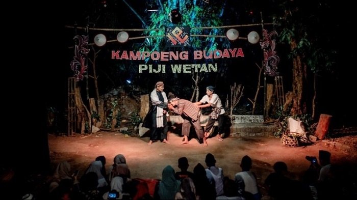 SENI BUDAYA: Penampilan teater Kampung Budaya Piji Wetan Kudus disaksikan para penonton. (Istimewa/Lingkarjateng.id)