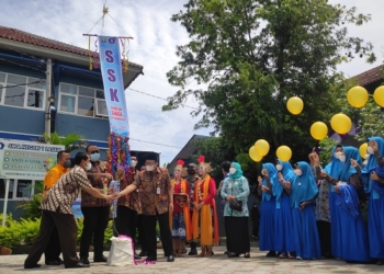 PILIHAN: Pencanangan program Sekolah Siaga Kependudukan (SSK) di SMAN 1 Lasem ditandai dengan penerbangan balon, Rabu (22/12). (R. Teguh Wibowo/Lingkarjateng.id)