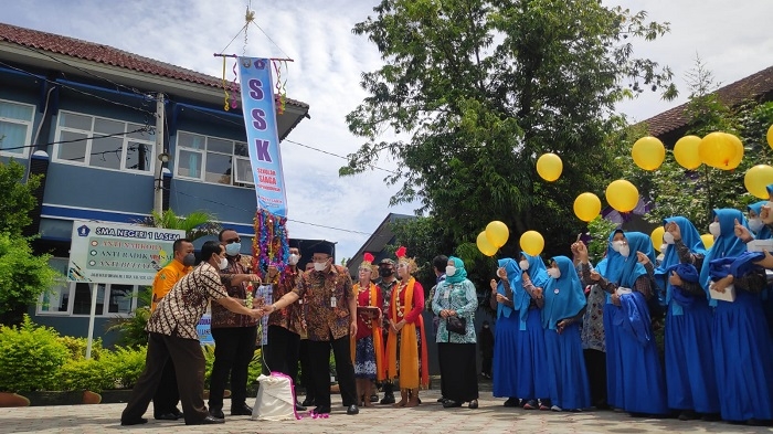 PILIHAN: Pencanangan program Sekolah Siaga Kependudukan (SSK) di SMAN 1 Lasem ditandai dengan penerbangan balon, Rabu (22/12). (R. Teguh Wibowo/Lingkarjateng.id)