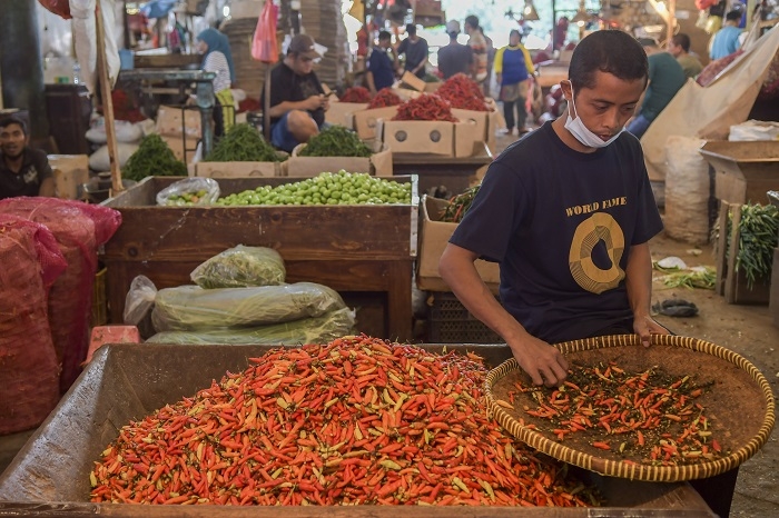 Pedagang memilah cabai rawit merah di Pasar Induk Kramat Jati, Jakarta, Rabu (22/12/2021). Harga cabai rawit merah di pasar tersebut mengalami kenaikan  dari Rp80.000-an per kilogram menjadi sekitar Rp100.000 per kilogram karena dipicu pasokan yang menurun akibat cuaca buruk di sejumlah daerah penghasil. ANTARA FOTO/Galih Pradipta/rwa.