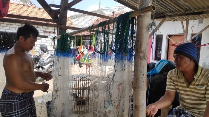 Harga Rajungan di Rembang Anjlok 25 KERJA: Muhammad Iqrok, nelayan dari Desa Sukoharjo, Kecamatan Rembang sedang menata jaring yang digunakannya untuk menangkap rajungan. (R. Teguh Wibowo/Lingkarjateng.id)