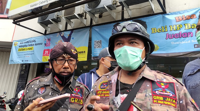 KLARIFIKASI: Susanto sedang memberikan penjelasan kepada awak media di depan Kantor Adira Finance Kudus, Selasa (7/12). (Nisa Hafizhotus Syarifa / Lingkarjateng.id)