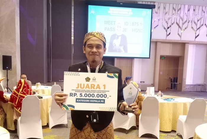 MEMBANGGAKAN: Ahmad Fahimi usai menerima hadiah pada malam penganugerahan Guru dan Tenaga Kependidikan Berprestasi yang dihelat oleh Ditjen Pendis Kementerian Agama RI, baru-baru ini. (R. Teguh Wibowo / Lingkarjateng.id)