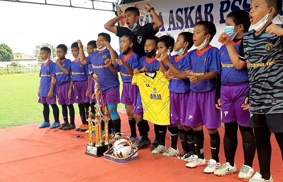 Askab PSSI Rembang, Putra Galaxy dan Gapura FC Juara U10 dan U12 25 SEMANGAT: Tim Putra Galaxy Desa Gedangan foto bersama usai penerimaan piala, Jumat (17/12). (R. Teguh Wibowo/Lingkarjateng.id)