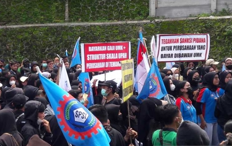 PROTES: Ratusan buruh melakukan unjukrasa di Sekretariat Apindo Kabupaten Temanggung di Kupen, Kecamatan Pringsurat, akhir pekan kemarin. (Antara/Lingkarjateng.id)