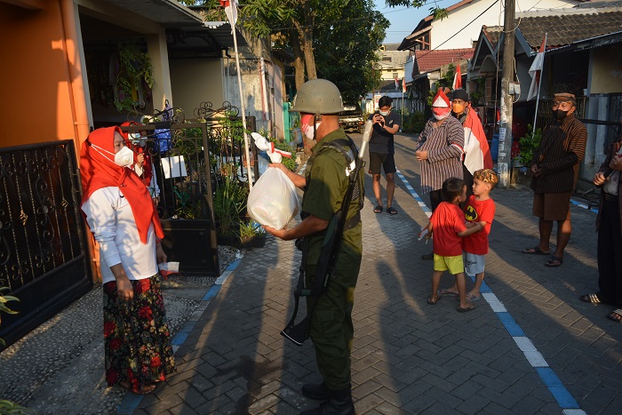 PEDULI: Potret kegiatan membagikan sembako di Kampung Siaga Candi Hebat yang ada di Kelurahan Plamongansari, Kecamatan Pedurungan, Kota Semarang. (Dinda Rahmasari/Lingkarjateng.id)
