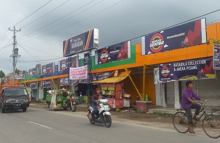 AKTIVITAS EKONOMI: Dokumentasi sejumlah warga yang lalu-lalang di depan Pasar Karaban, Kayen, baru-baru ini. (Aziz Afifi/Lingkarjateng.id)