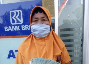 PENERIMA MANFAAT: Sukinem, peserta PKH yang baru saja mengambil dana PKH dari bank penyalur, beberapa waktu lalu. (Istimewa/Lingkarjateng.id)