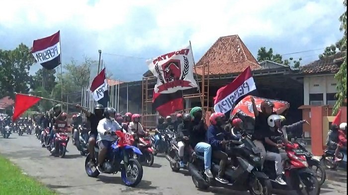 Rayakan Keberhasilan Persipa Pati, Patifosi Pawai di Jalur Pantura 25 PAWAI: Patifosi saat melakukan pawai merayakan keberhasilan Persipa Juarai Liga 3 yang menyebabkan kemacetan di jalan, Kamis (16/12). (Aziz Afifi/Lingkarjateng.id)