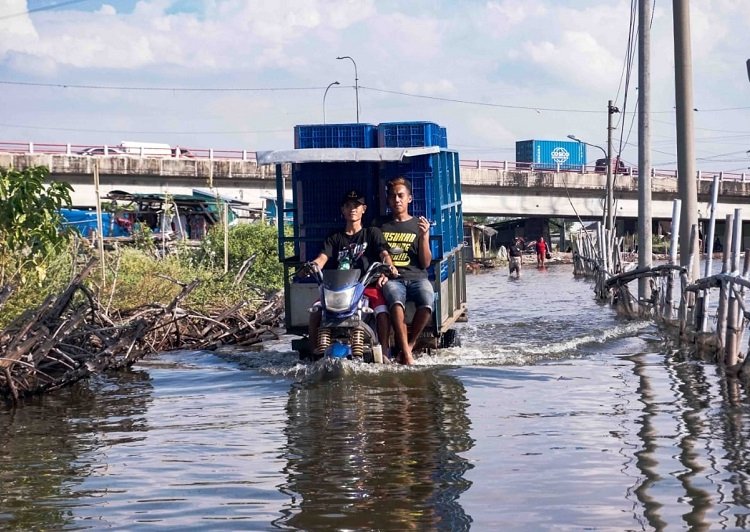 Optimalisasi Rumah Pompa di Semarang Terganjal Sampah 25 MENGGENANG: Pengguna jalan nekat menerobos banjir di salah satu wilayah di Kota Semarang. (Dinda Rahmasari/Lingkarjateng.id)